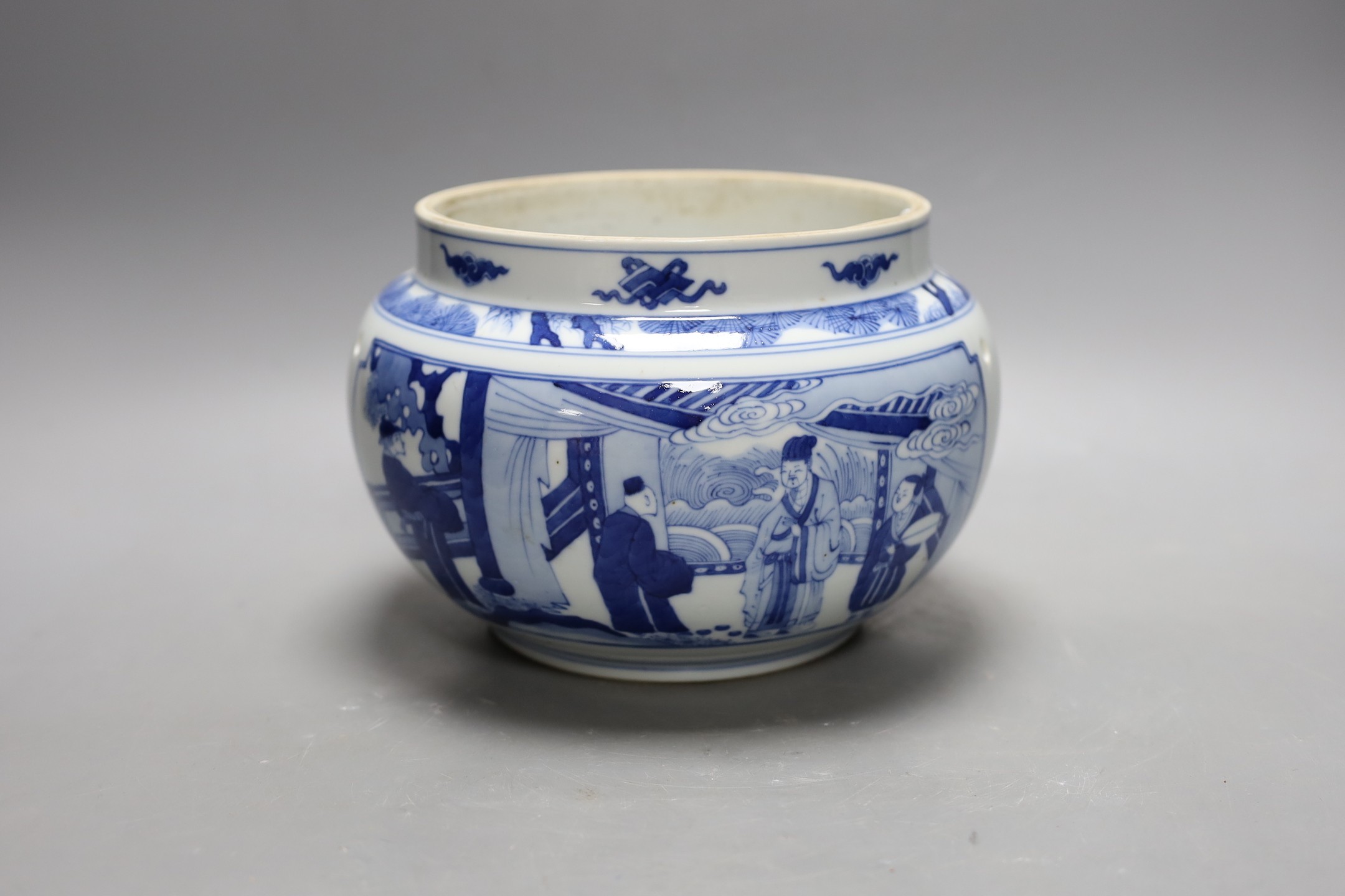 A Chinese blue and white jardiniere 15cm